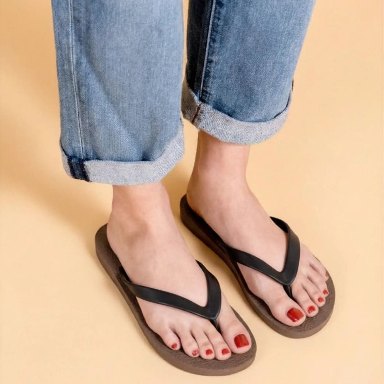view:closeup;variant:brown|black