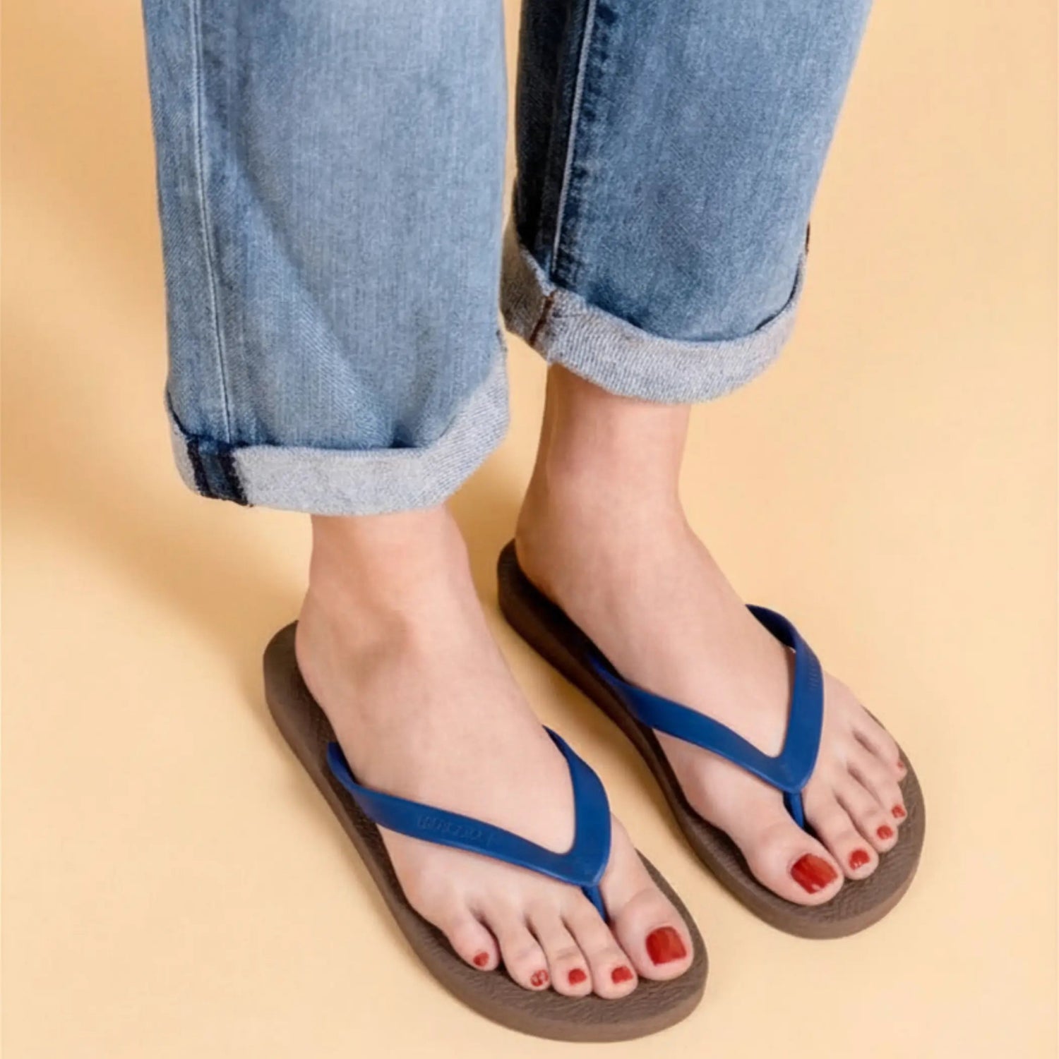 view:closeup;variant:brown|blue