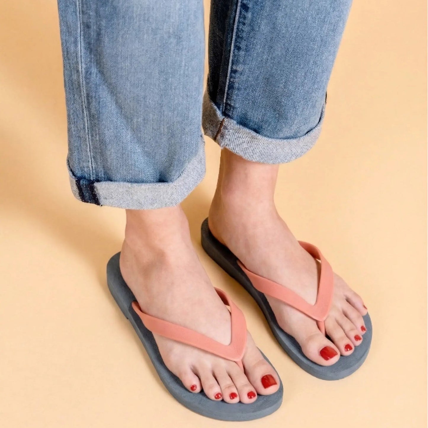 view:closeup;variant:grey|peach