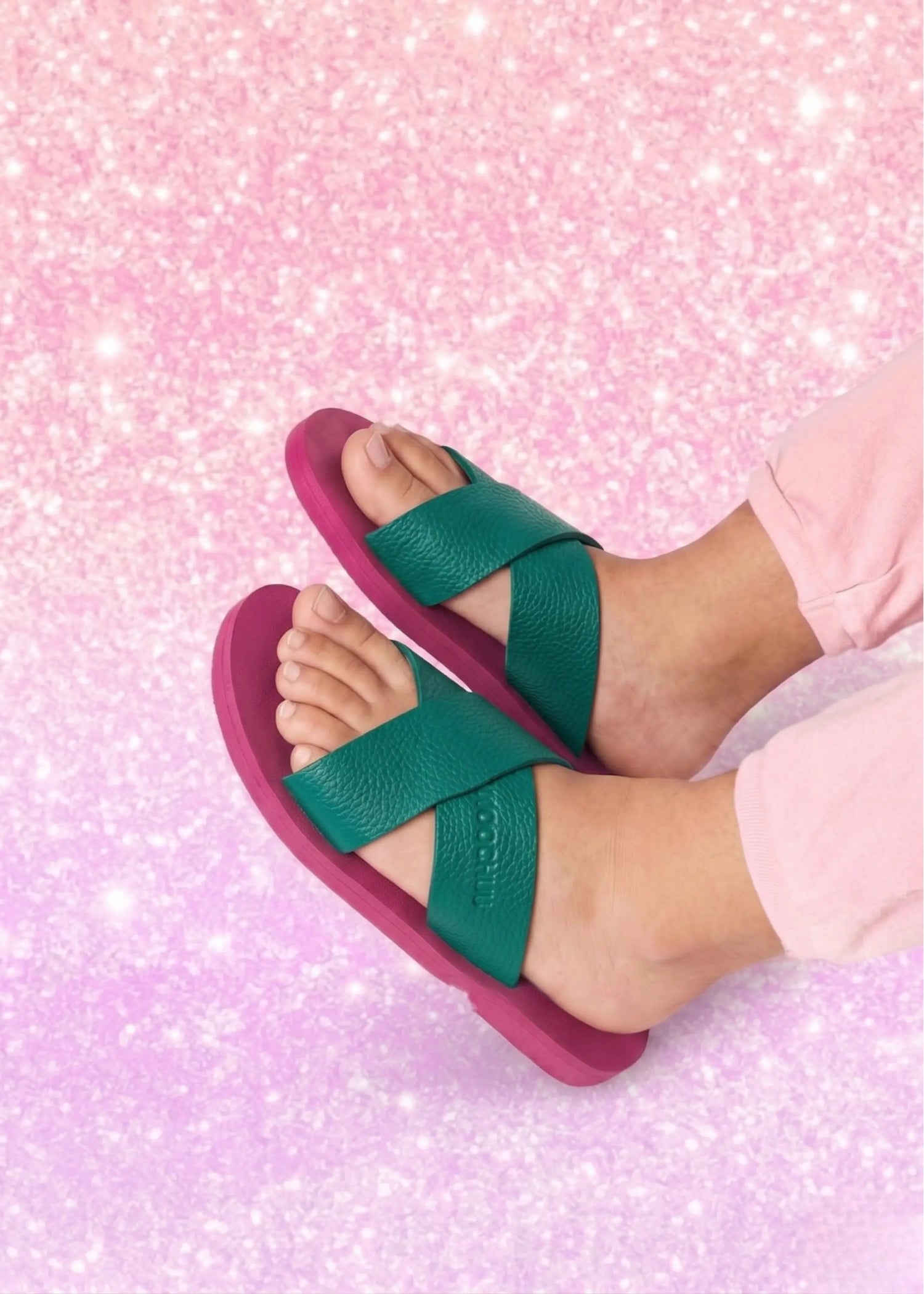 view:closeup;variant:hot pink|green