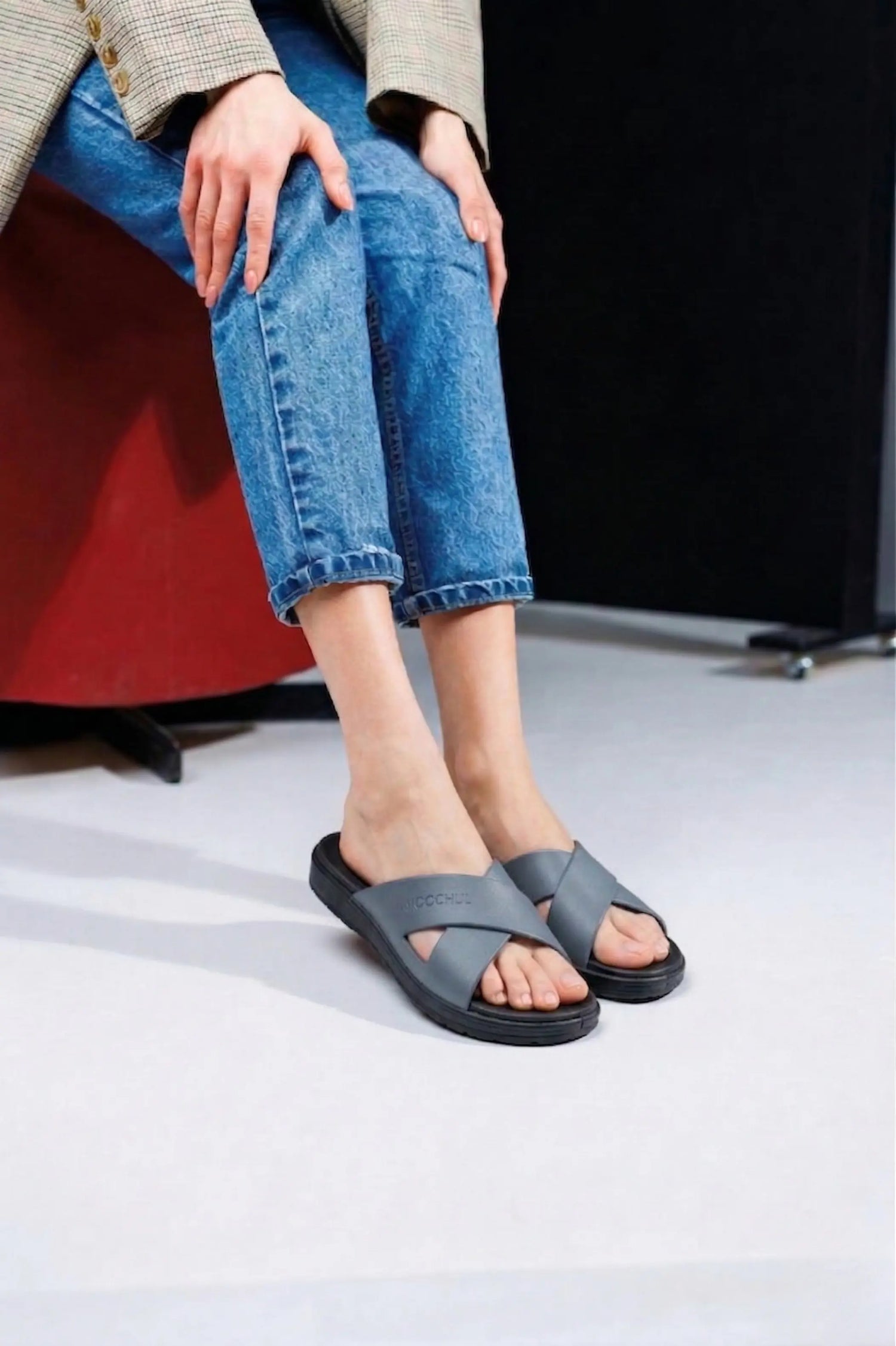 view:closeup;variant:black|grey