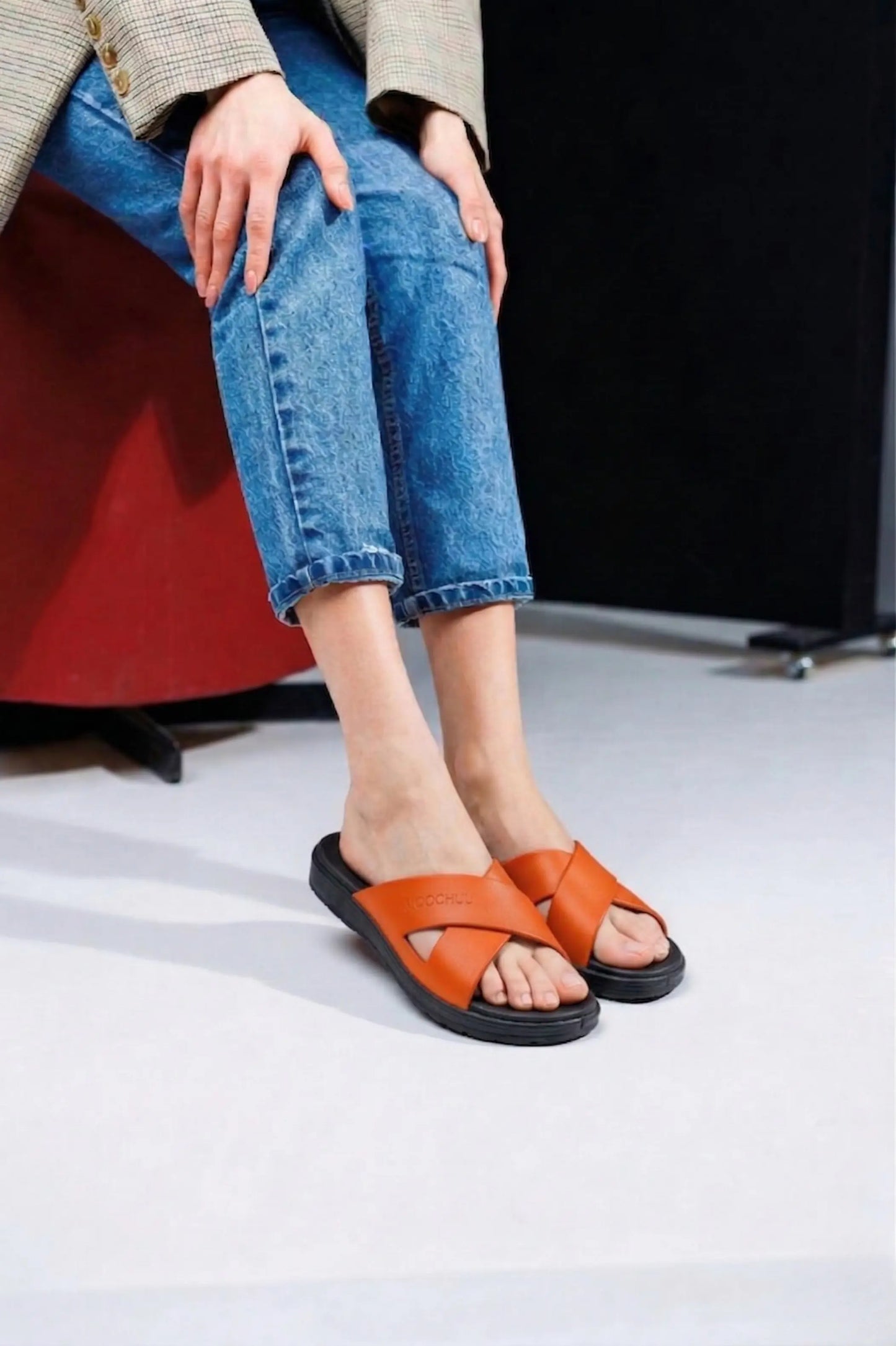 view:closeup;variant:black|orange