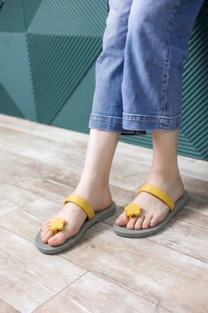 view:closeup;variant:flower|grey - yellow