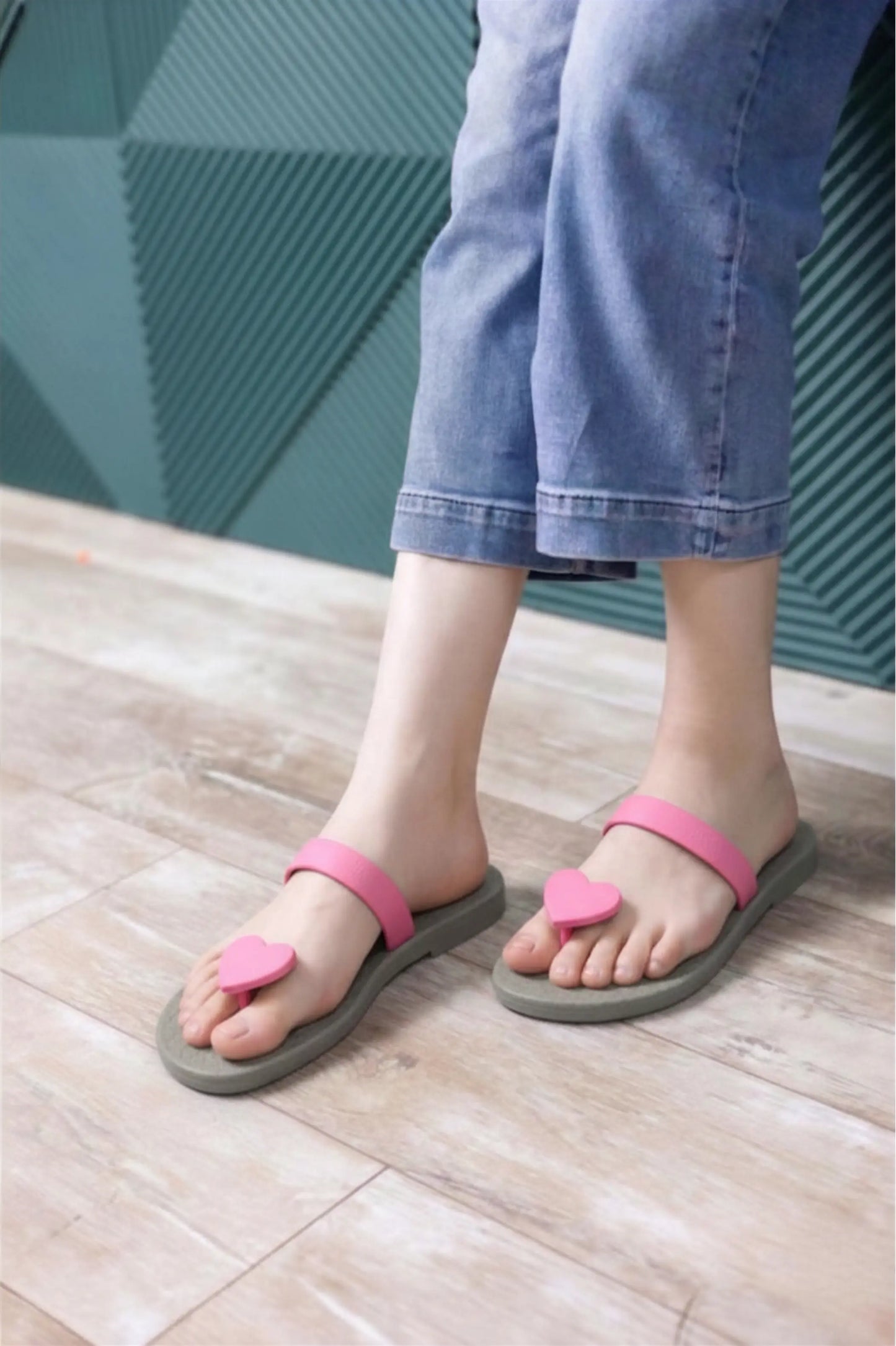 view:closeup;variant:heart|grey - light pink