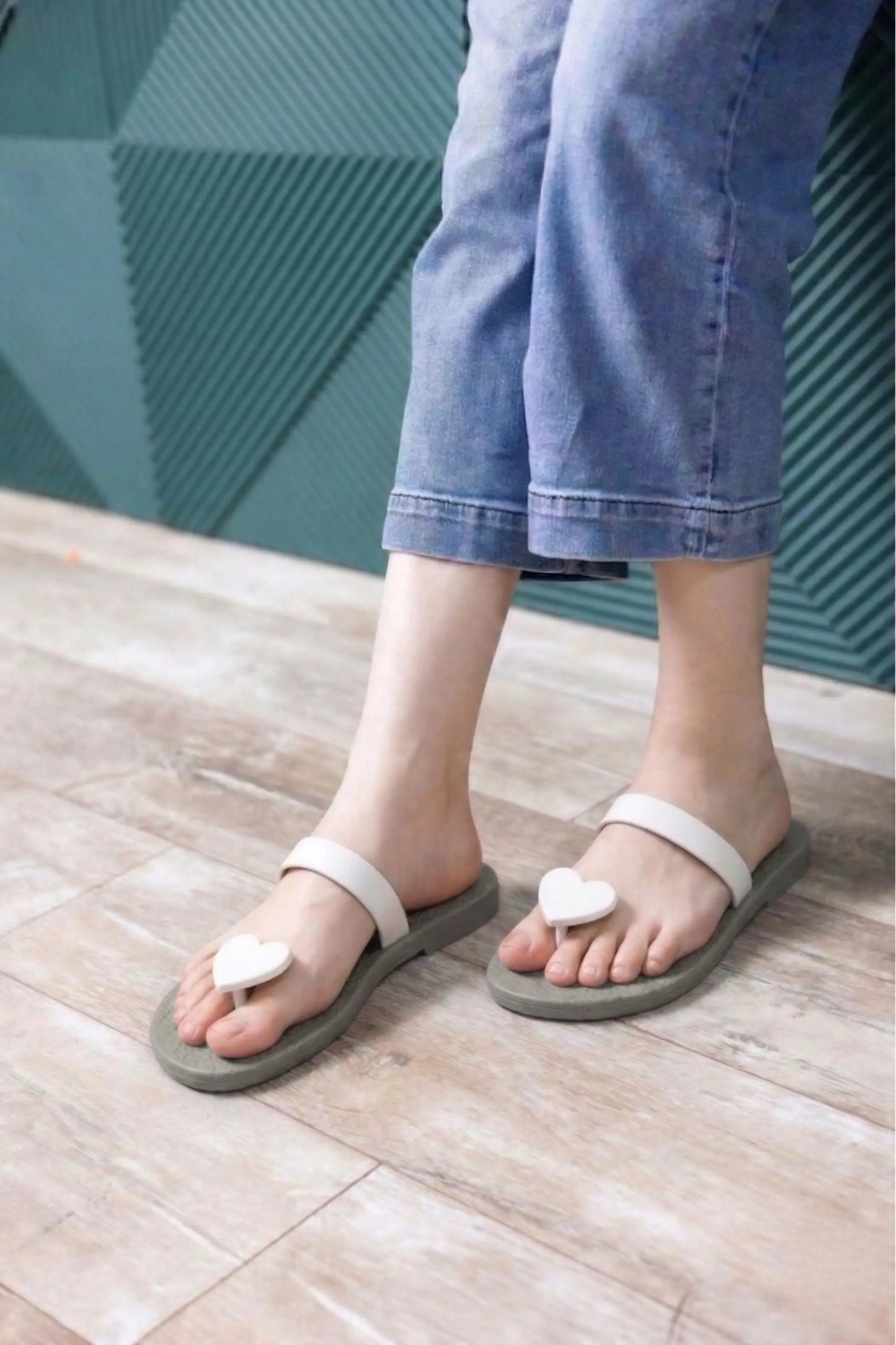 view:closeup;variant:heart|grey - white