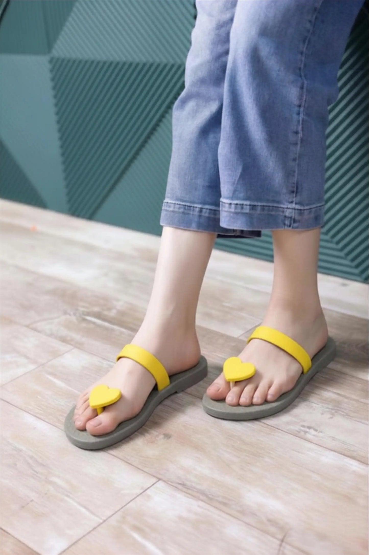 view:closeup;variant:heart|grey - yellow