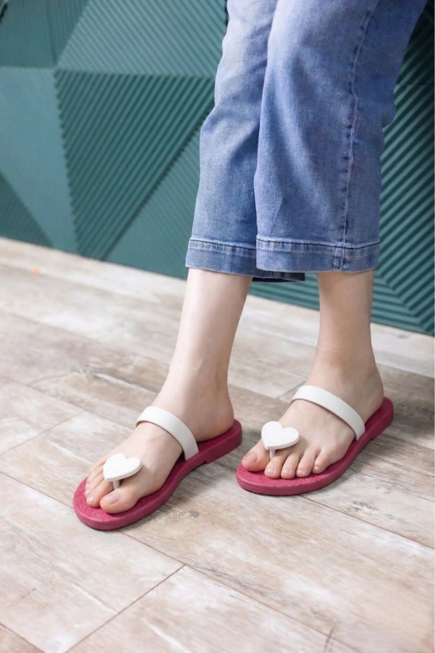 view:closeup;variant:heart|hot pink - white