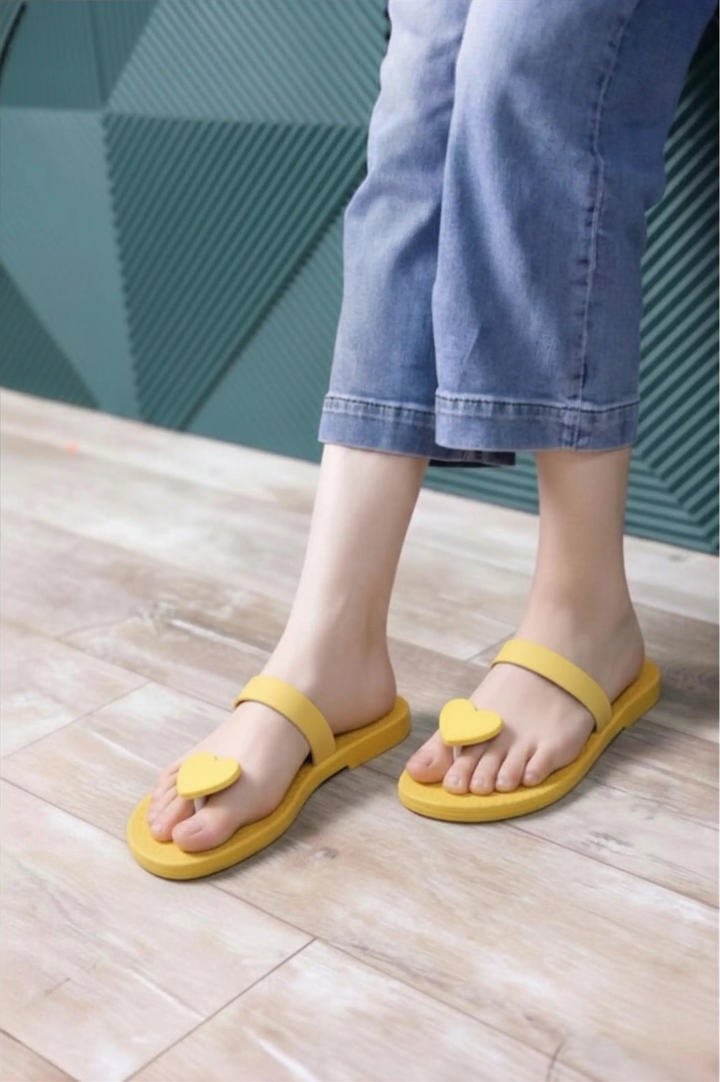 view:closeup;variant:heart|yellow - yellow