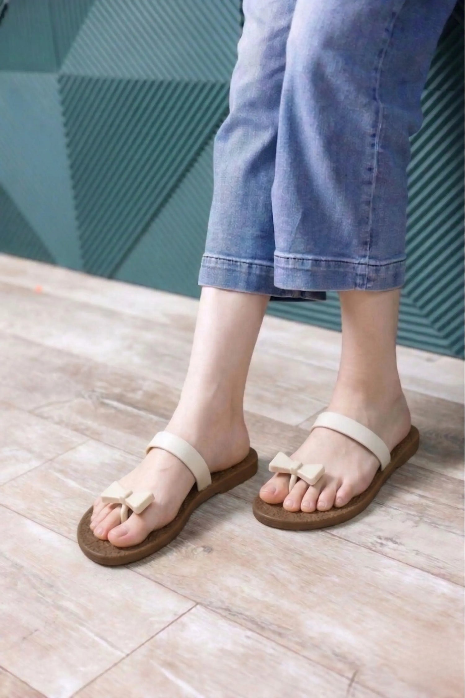 view:closeup;variant:ribbon|brown - white