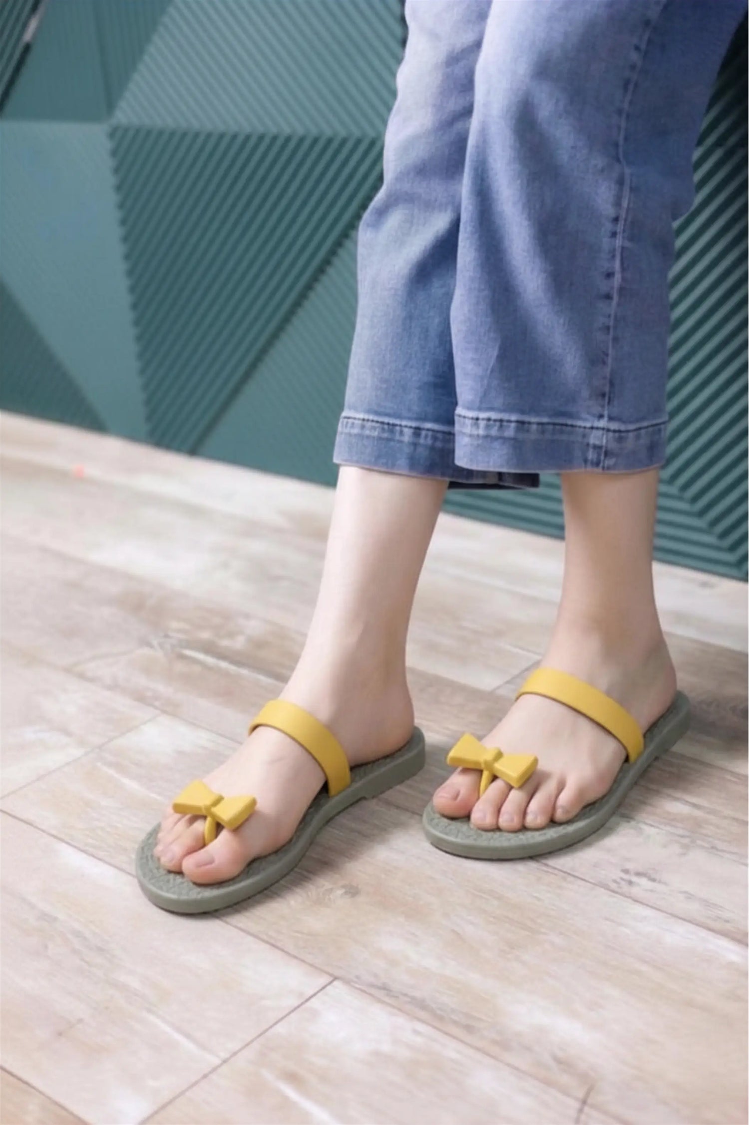 view:closeup;variant:ribbon|grey - yellow