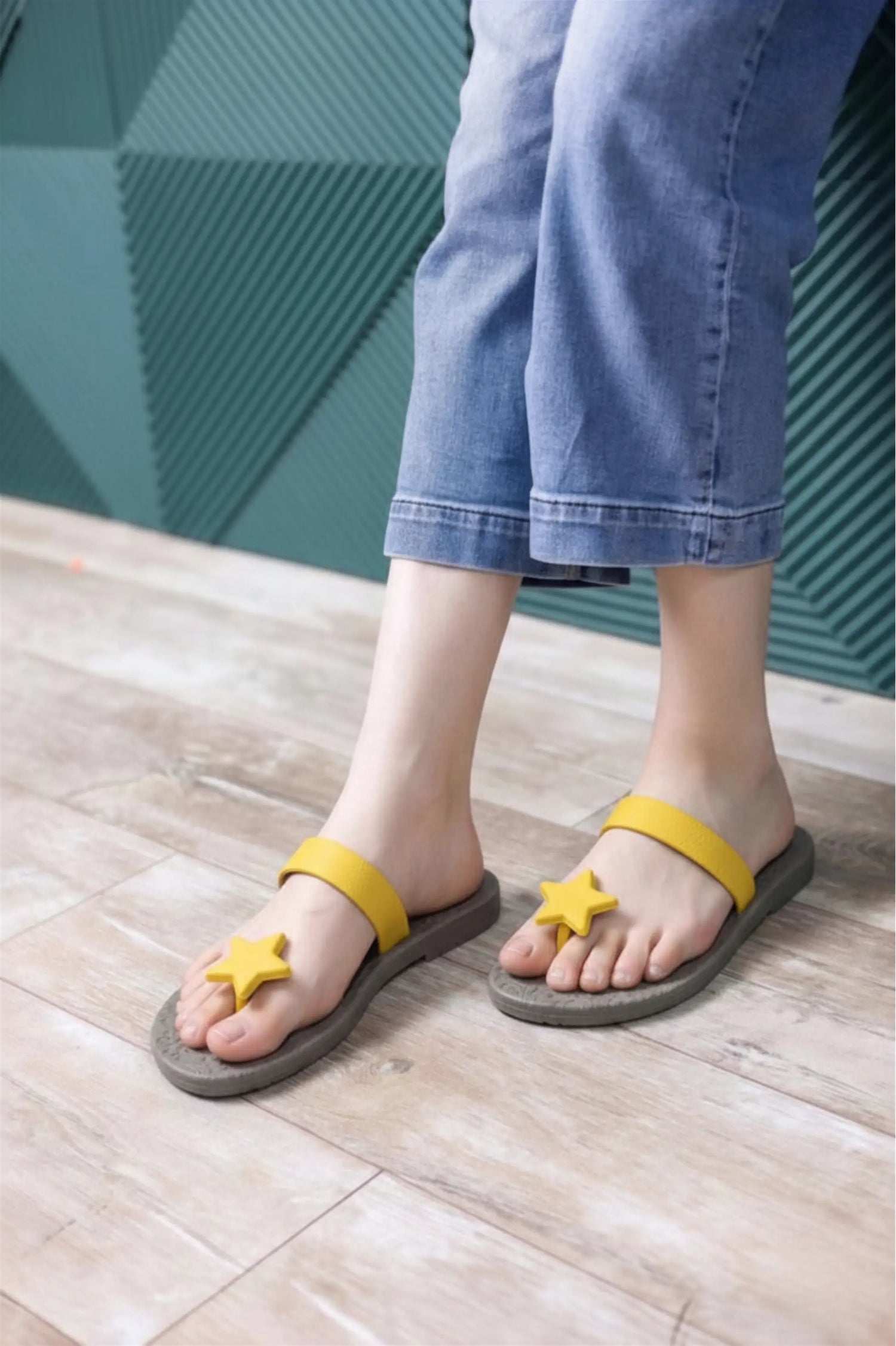 view:closeup;variant:star|grey - yellow