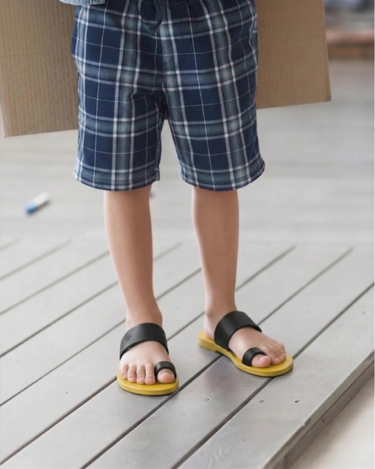 view:closeup;variant:yellow|black