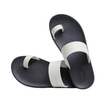 Titan - Black / White